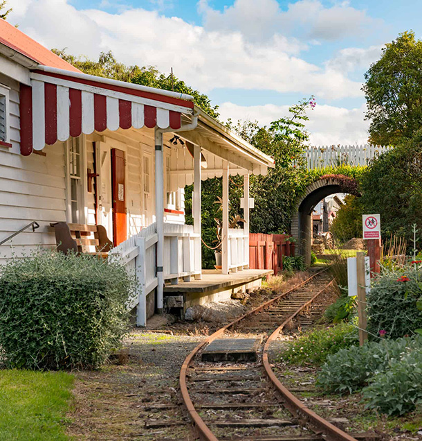 pioneer-village Twin Coast Motel, the perfect base to explore the Twin Coast Cycle Trail. Comfortable motel accommodation, bike hire and shuttle services.